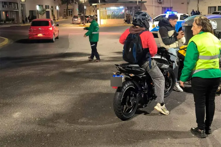 Retuvieron más de 15 motos en operativos y avanzan con el estacionamiento medido en Paraná